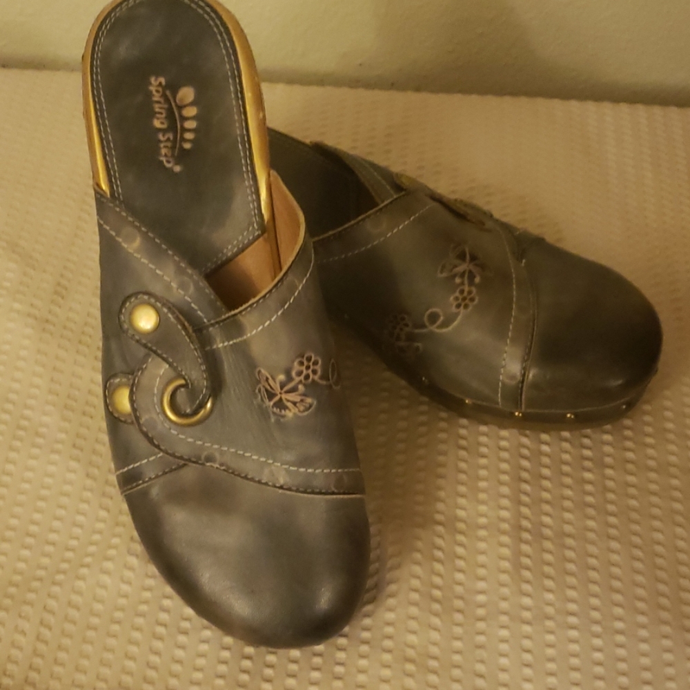 Spring step leather clogs